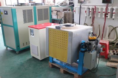China Horno de fusión automático de carcasa de acero inclinado de 50 kg con refrigeración por agua de fusión de cobre en venta