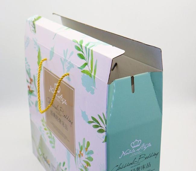 Custom Logo Folding Flat Corrugated Cardboard Kraft Paper Household Pillow Fruits Foods Packaging/Shipping/Moving/Storage Boxes Mailer Box with Plastic Handle