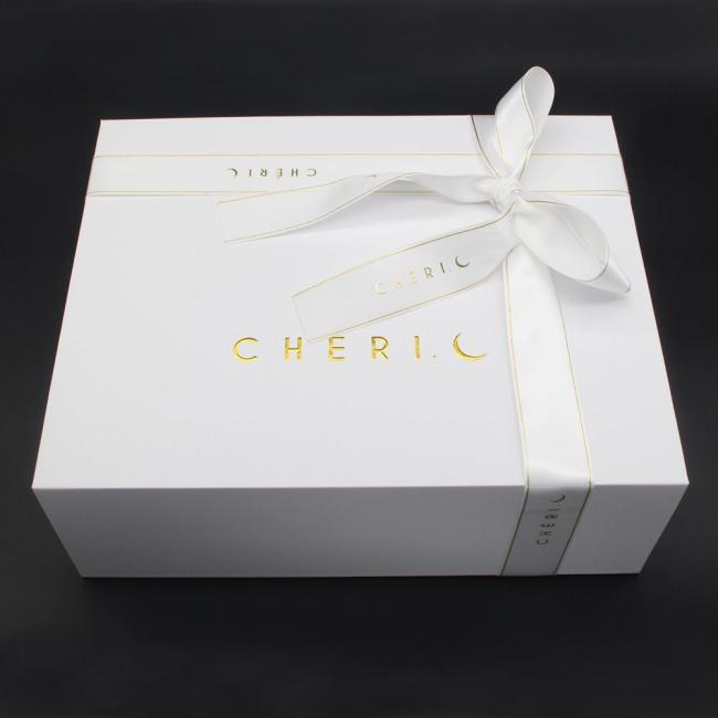 High Quality Hand Made Beautiful Custom Luxury Packaging White Cardboard Magnetic Closure Gift Perfume Cosmetic Box for Bridesmaid Mother′s Day Valentine′s Day