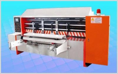 China Máquina rotatoria automática del troquelador, alimentación automática del Ventaja-borde, cortando con tintas + arrugando en venta