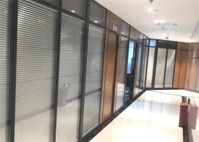 Chine Cloison de séparation fixe de plein de taille de bureau en verre bureau de cloison de séparation avec des abat-jour à vendre