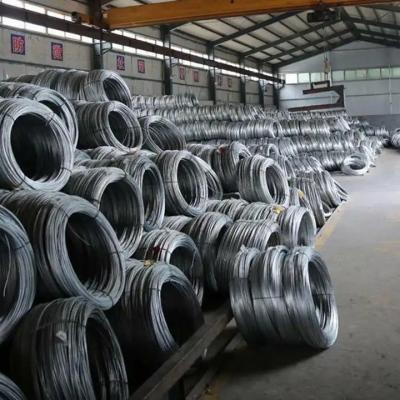Chine La bobine 500kg de fil galvanisée 12 par mesures lovent le fil en acier galvanisé plongé chaud de fer à vendre