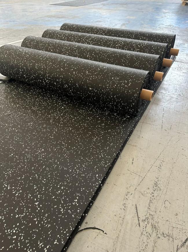 Easy to Clean and Maintain Rubber Black Base Recycled Rubber Rolls with Colorful EPDM Dots for Home and Commercial Gym Flooring