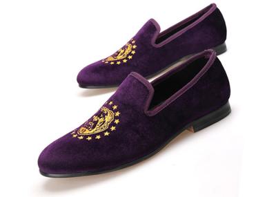 China Loafers de terciopelo púrpura hechos a mano para hombres Calzado casual de verano elegante en venta