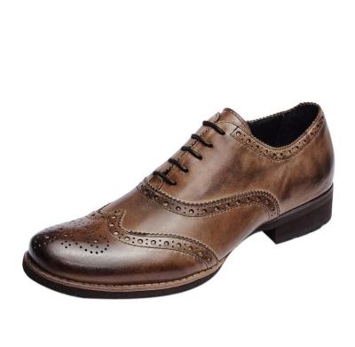 China Zapatos suaves para hombres de tamaño normal Zapatos de Brogue de cuero marrón en venta