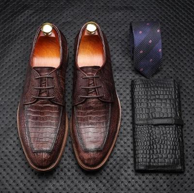 China Sapatos de couro de patente preta para homens, sapatos de freio duplo feitos à mão. à venda