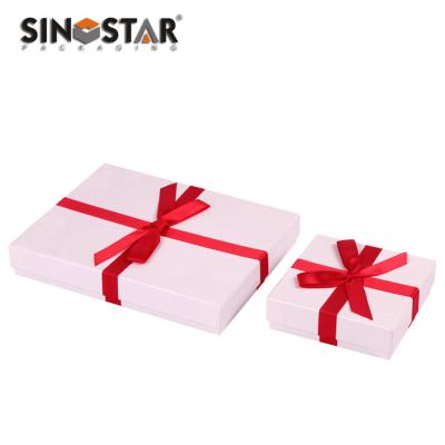 中国 and Market Jewelry Paper Gift Box with Lid Closure Type and Packing Way of Poly Bag 販売のため