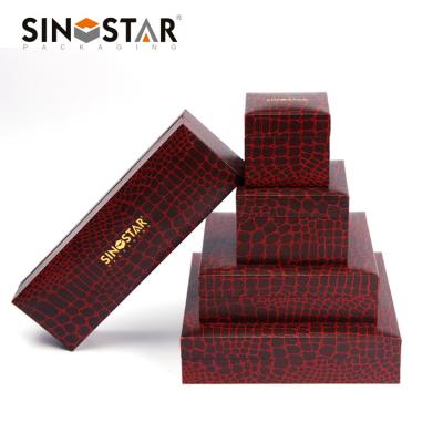 China Small Jewelry Paper Gift Box with Removable Tray Perfect for Any Gift Giving à venda