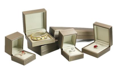 Chine Haute catégorie faite sur commande brillante élevée de couleur de logo de petite caisse en cuir faite main de boîte à bijoux à vendre