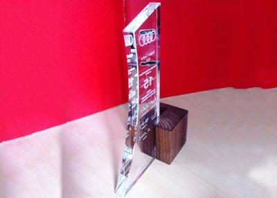 China Copo de cristal claro do troféu K9 com base e logotipo & palavras de madeira limpar com jato de areia à venda