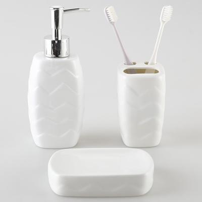 China Juego de cerámica para baño con decoración en relieve, 4 piezas con dispensador de jabón para taza de cepillo de dientes en venta