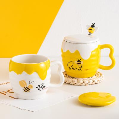 中国 Cartoon Bee Ceramic Coffee Mug With Lid Pottery Office Breakfast Cup Porcelain Latte Cups 販売のため