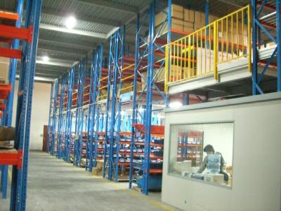 中国 Q235Bの倉庫1000kg/M2多層の中二階の棚 販売のため