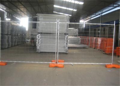 Chine Fixez la clôture provisoire en acier, couleur résistante de panneaux de barrière adaptée aux besoins du client à vendre
