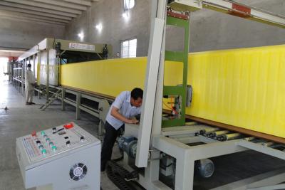 China Máquina vertical del corte por bloques de la espuma del poliuretano con la densidad 13kg/m3 de la espuma a 60kg/m3 en venta