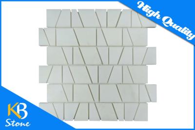 China Teja de mosaico de mármol blanca moderna de China de la forma irregular para la decoración de la pared interna/exterior en venta