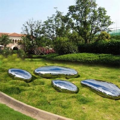 Chine Sculpture en acier inoxydable en forme de galets de jardin haut polonais pour pelouse à vendre