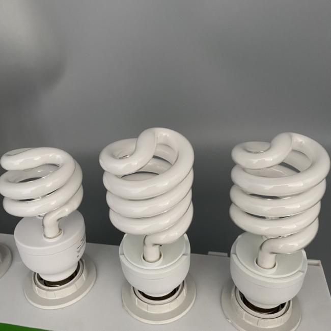 E27 CFL UVB Lamp for bearded dragons - size comparison