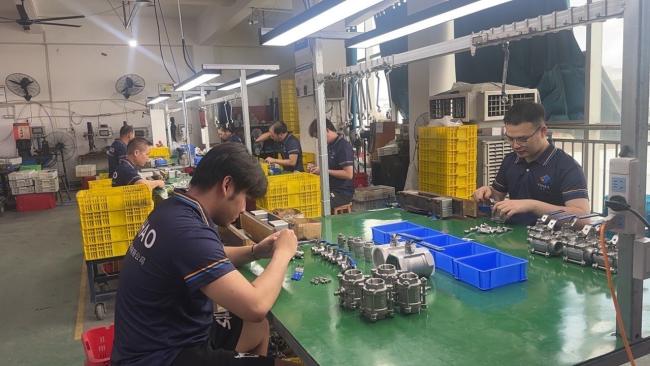 Yuhao Stainless Steel Double Male Thread Ball Valve in production