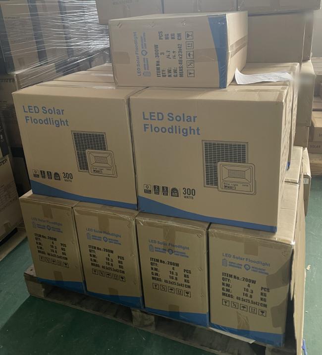 Die-cast Aluminum High Brightness 400W 300W 200W 100W Solar Flood Lights 12