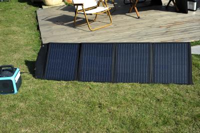 Chine Panneaux photovoltaïques de remplissage solaires extérieurs pliables de remplissage portatifs du pliage Bag100W 120W 200W de téléphone portable de panneau solaire à vendre