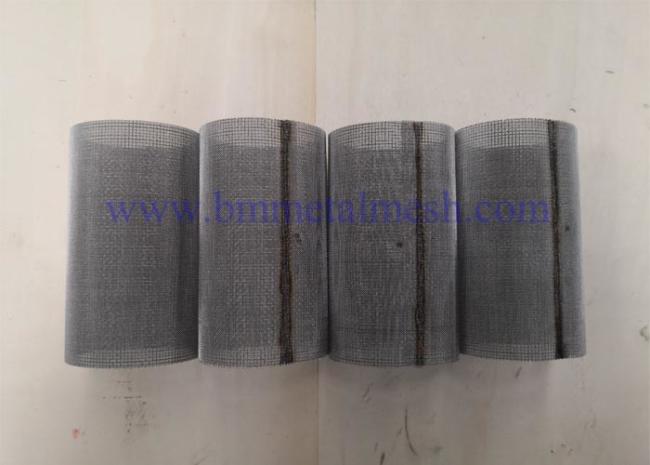 How is the mesh and aperture of the metal filter cartridge calculated?