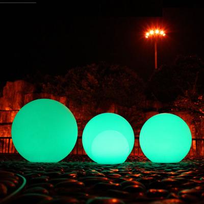 China Lámparas de bola flotantes de piscina de plástico PE, control remoto lámpara de bola LED para decoración en venta