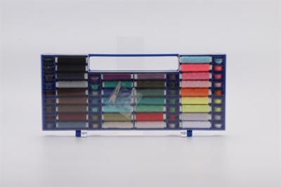 China Caixa Kit de armazenamento de fio de costura 64 cores Poliéster 32 PCS bobinas de fio de costura e 32 PCS bobinas pré-enroladas cor à venda