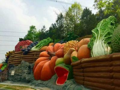 China Cute Fruits And Vegetables Topiary Sculpture , Outdoor Garden Sculpture Colorful for sale