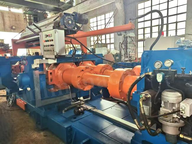 XK-810 Two-Roll Rubber Mixing Mill operational view