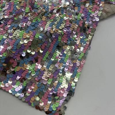 China Glitzy Sequins Embroidery Design 95%P 5%SP tecido colorido de sequins para vestido à venda