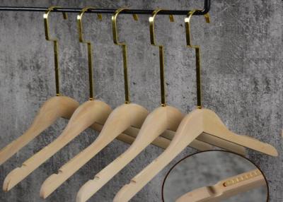 China Suspensiones de madera de lujo modificadas para requisitos particulares de la ropa, suspensiones de madera planas resistentes en venta
