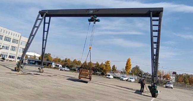 Electric self-propelled mobile single girder rubber-tyred gantry crane in operation