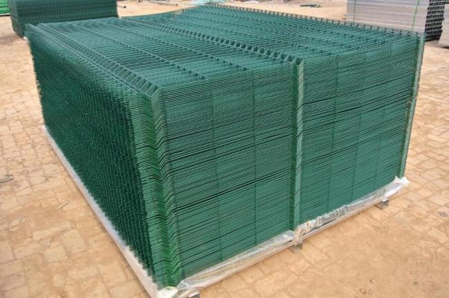 curved mesh fence