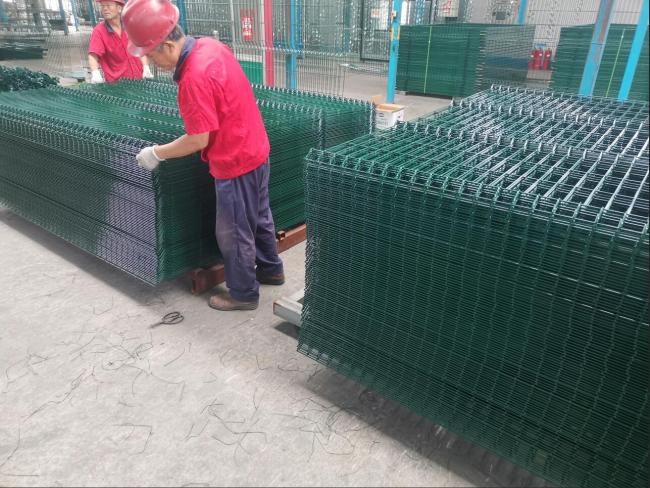 curved mesh fence
