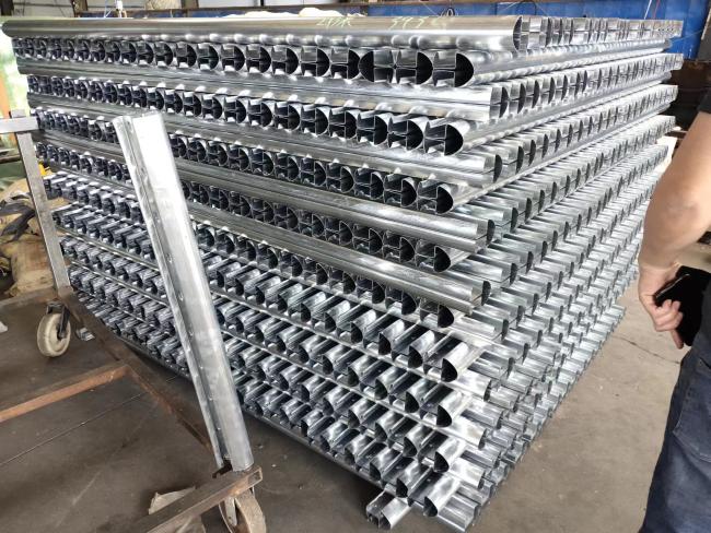 peach post for curved mesh fence panels