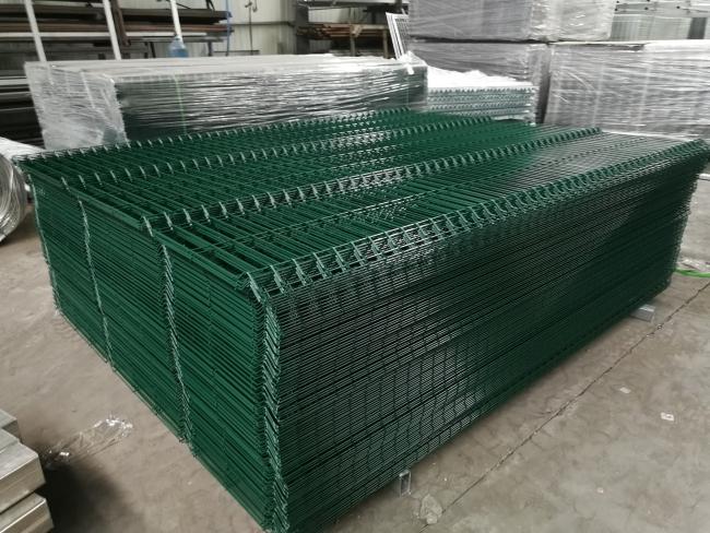 curved mesh fence