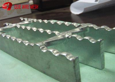 Cina Peso stridente d'acciaio ampliato del passaggio pedonale del metallo della maglia metallica del coperchio della fossa della griglia di drenaggio in vendita