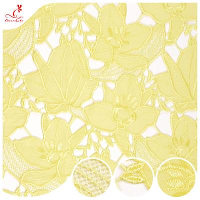 China Tela bordada soluble en agua del cordón del bordado de la flor de la tela floral del poliéster 100% en venta