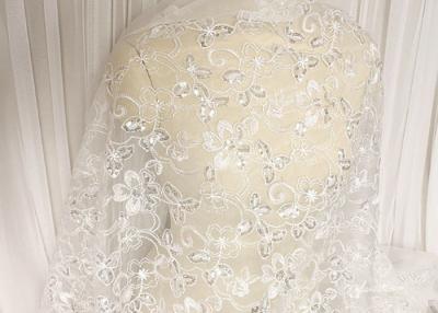 中国 白い花のウェディング ドレスのためのビードそしてスパンコールが付いている刺繍によって束ねられるレースの生地 販売のため