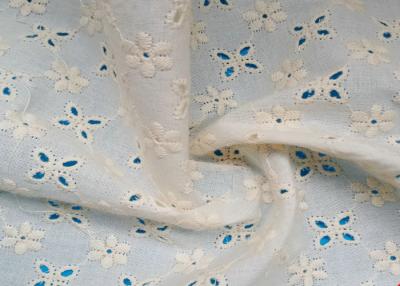 Chine Tissu de dentelle de crochet de coton de broderie par la cour avec des trous pour le vêtement 130cm à vendre