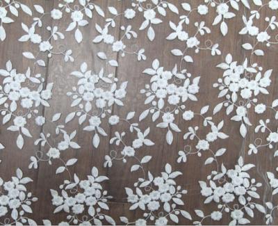 China tela bordada branco do laço da malha do poliéster de 125cm para a venda por atacado do vestido de casamento à venda