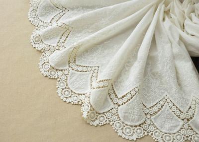 China Tela personalizada do laço do algodão do bordado pela jarda para o pano do vestido fora da cor branca à venda
