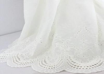Chine Tissu blanc de dentelle de filet de coton de broderie, tissu de dentelle d'oeillet de coton avec le bord cranté à vendre