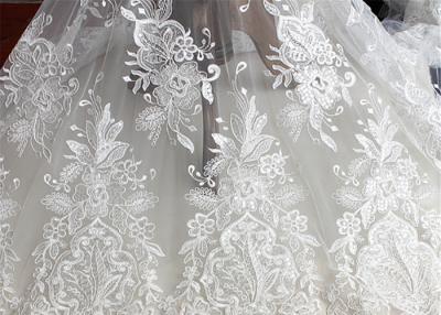 Chine Tissu en ivoire attaché floral de dentelle de broderie par la cour pour la robe de mariage de luxe à vendre