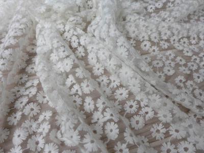 China Tela de malha de nylon da flor pequena da margarida pela jarda, fora da tela branca do laço para vestidos à venda