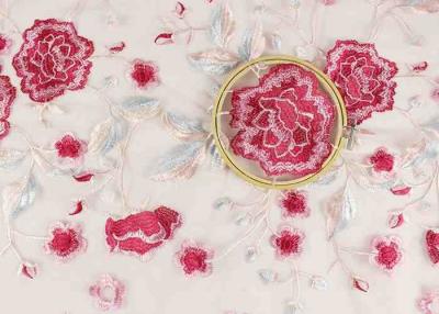 Chine Tissu de dentelle brodé par produit chimique de Rose rouge Tulle de polyester pour la robe de mariage à vendre