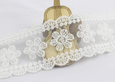 中国 スカラップで仕上げられた端の花によって刺繍されるレースのリボン、刺繍された網のレースのトリム 販売のため