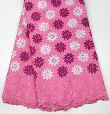 China Tela suiza del cordón del algodón, tela floral bordada coloreada multi del cordón para Abayas en venta
