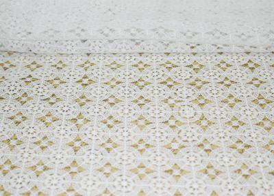 Chine Tissu de dentelle attaché par guipure française de DTM, dentelle de produit chimique du polyester 100 à vendre